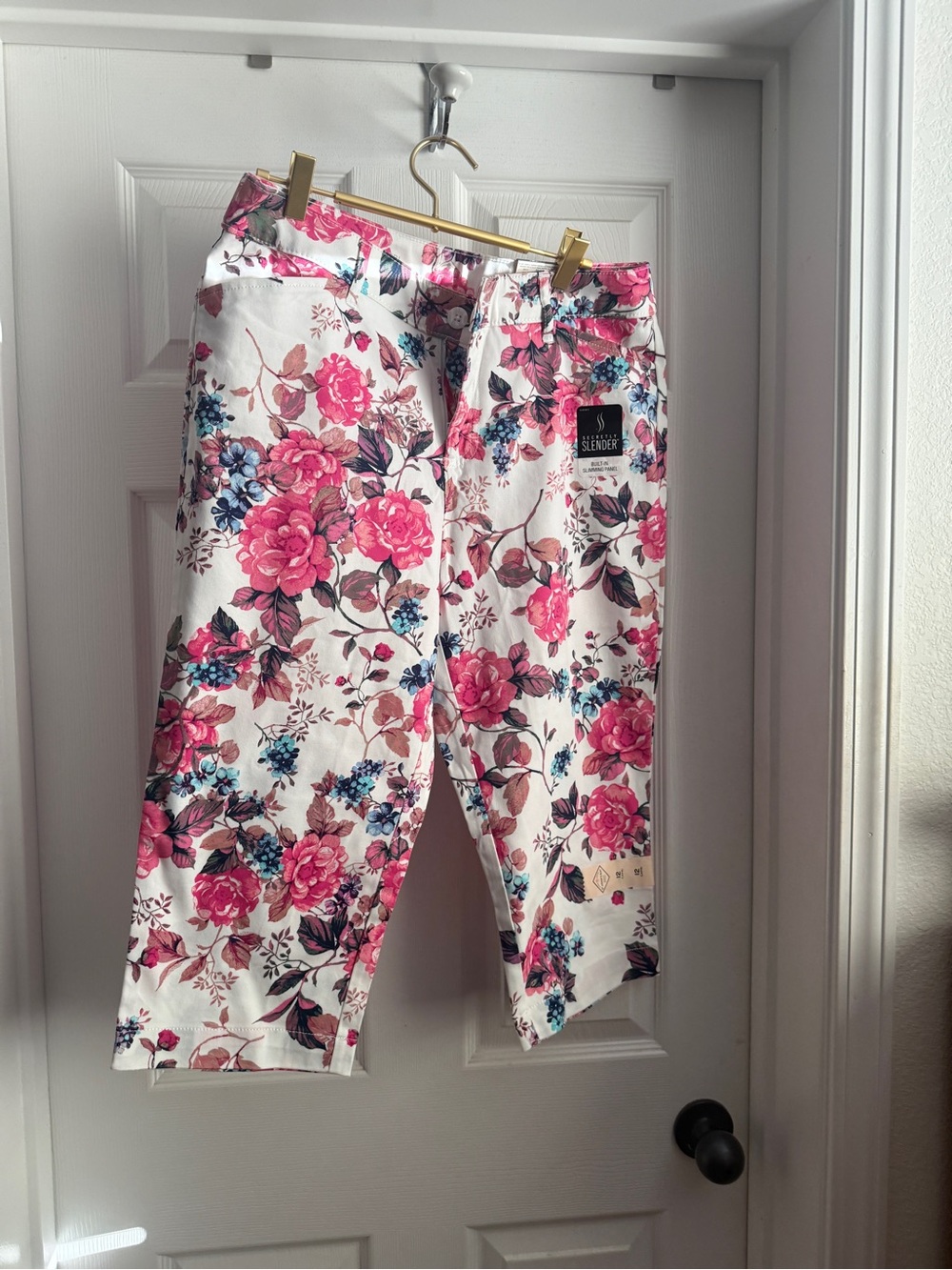St. John's Bay White Floral Capris with Pink and Blue Roses